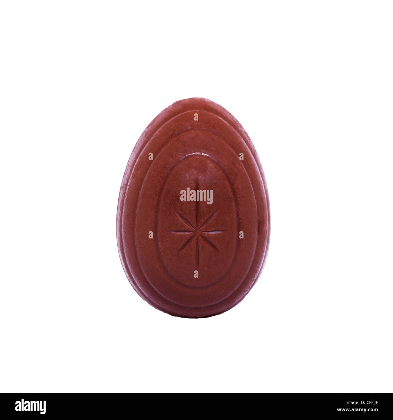 Un oeuf de Pâques en chocolat Cadbury creme egg on a white background Banque D'Images