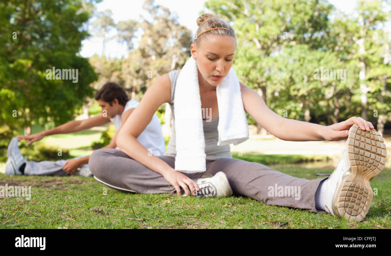 L'équipe de sport sur la pelouse faisant leur s'étend Banque D'Images