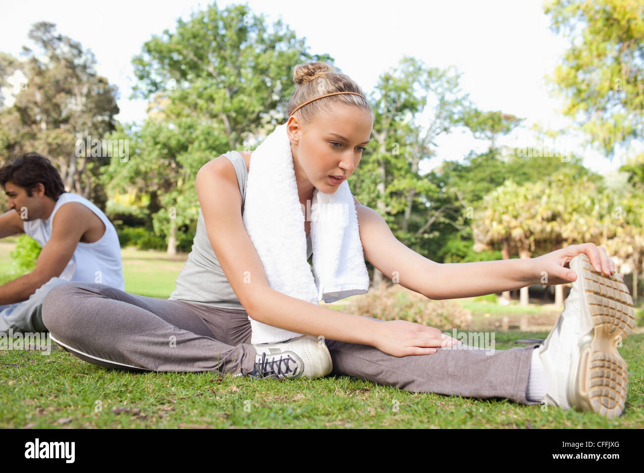 L'équipe de sport sur la pelouse le réchauffement Banque D'Images