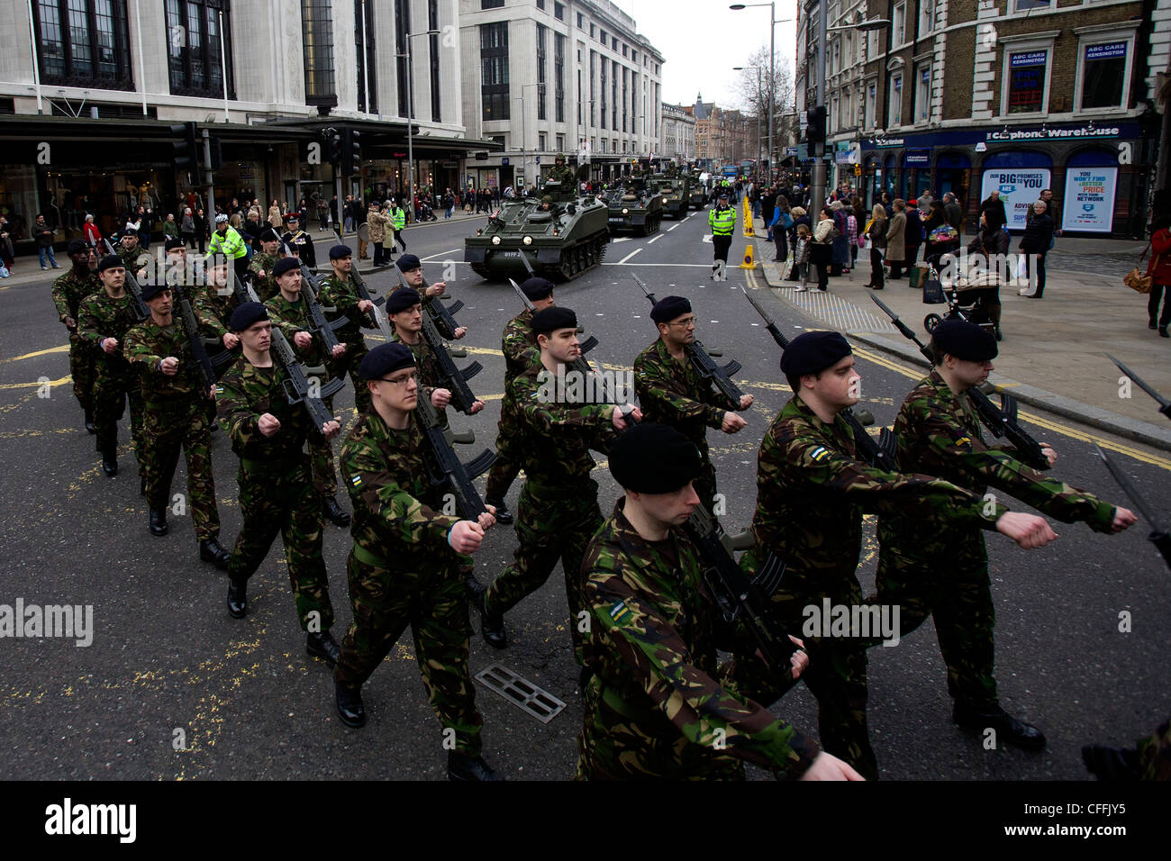 L'armée territoriale (TA) Des soldats du Régiment Royal Yeomanry marche dans les rues de Kensington parade militaire à Londres Banque D'Images