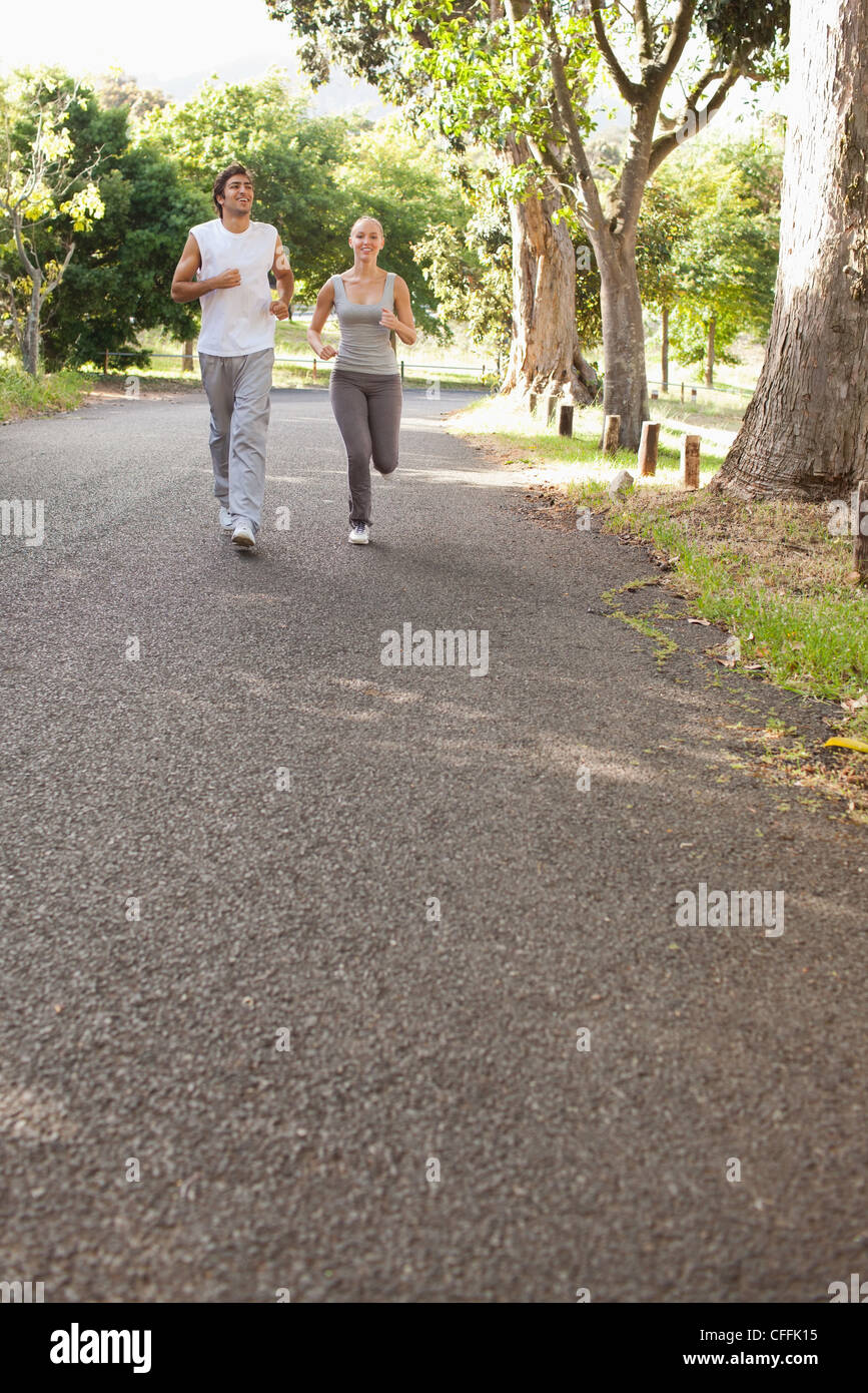L'équipe de sport le jogging sur une route Banque D'Images