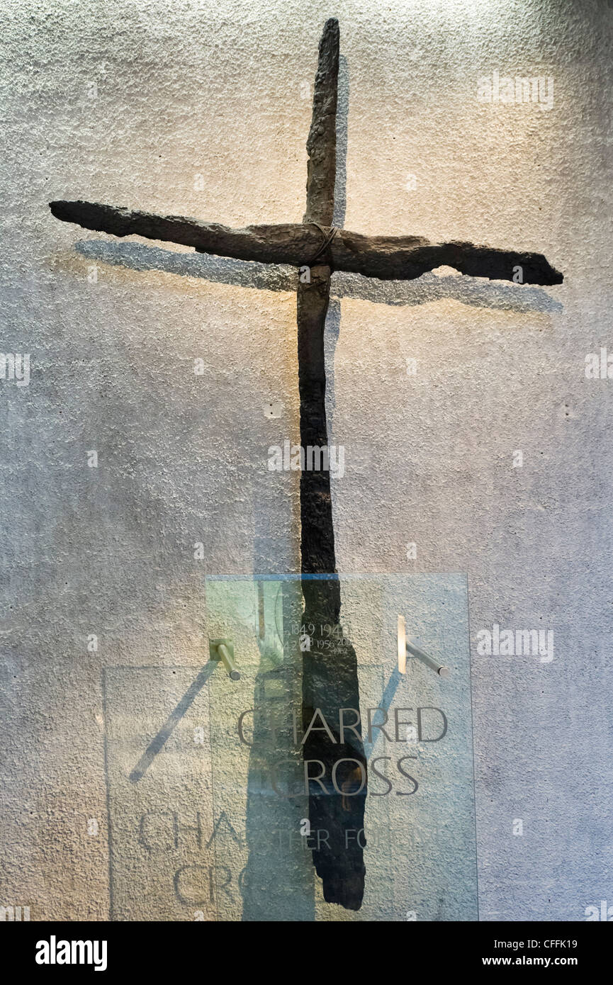 La croix carbonisés fabriqués à partir de bois de toiture de l'ancienne cathédrale bombardée, nouvelle cathédrale St Michaels, Coventry, West Midlands, Royaume-Uni Banque D'Images