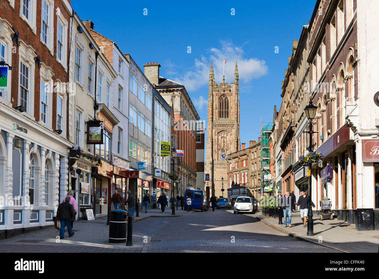 Vue vers le bas porte de fer dans le centre-ville en direction de la cathédrale, Derby, Derbyshire, East Midlands, Angleterre, RU Banque D'Images
