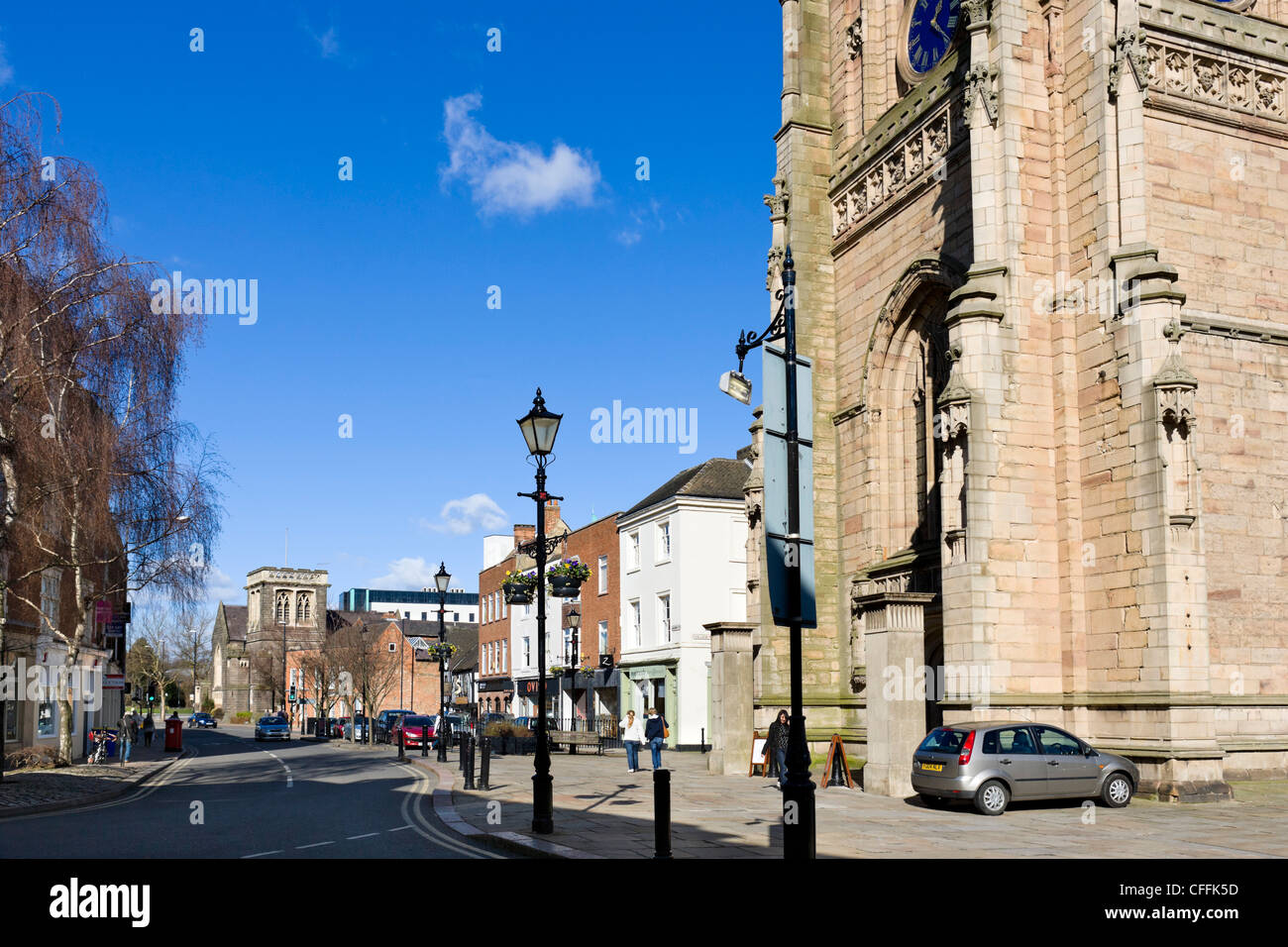Vue sur Queen Street avec l'avant de la cathédrale à droite, Derby, Derbyshire, East Midlands, Angleterre, RU Banque D'Images