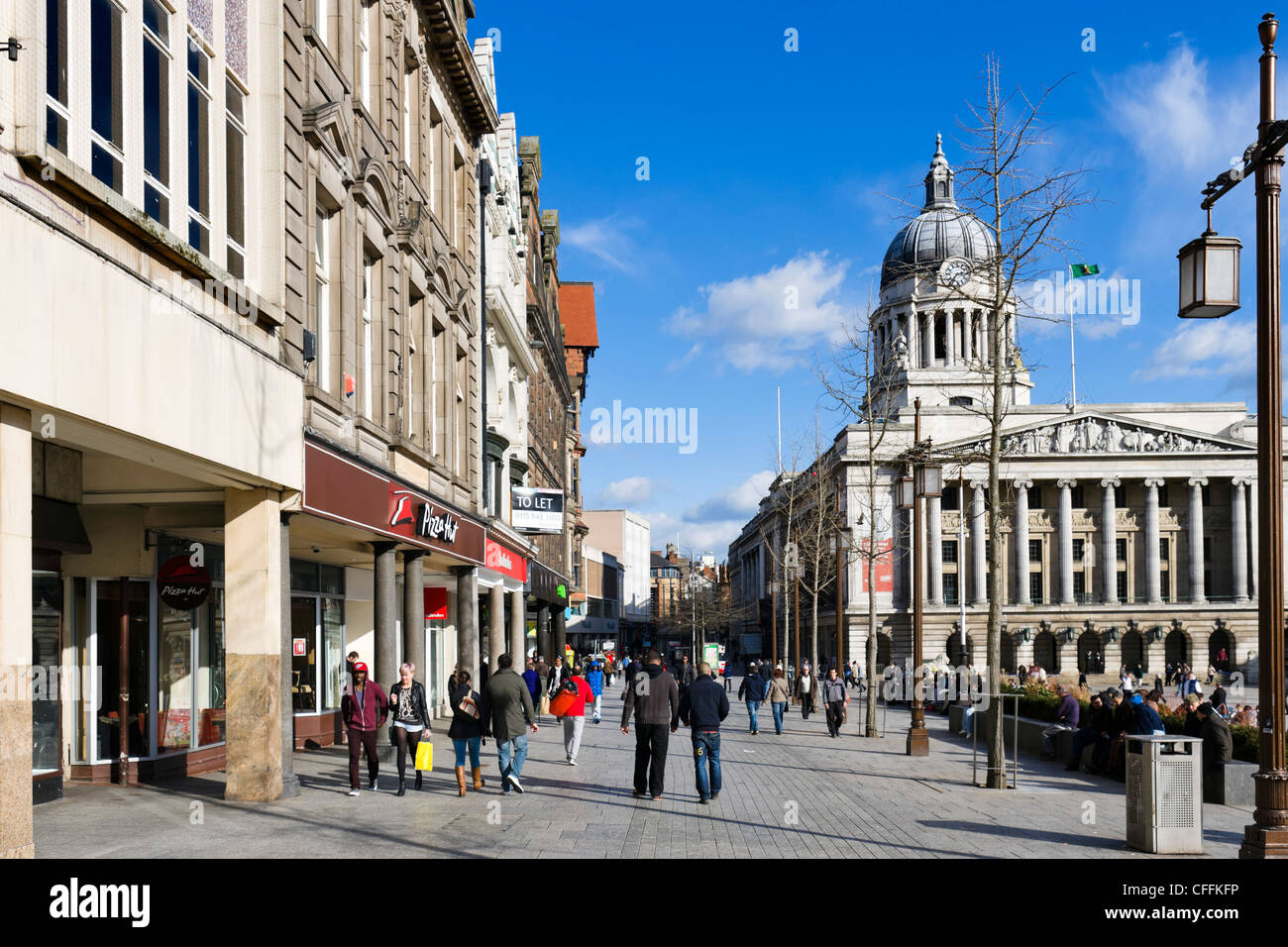 Boutiques sur place du Vieux Marché avec le Conseil Chambre (hôtel de ville) à droite, Nottingham, Nottinghamshire, England, UK Banque D'Images