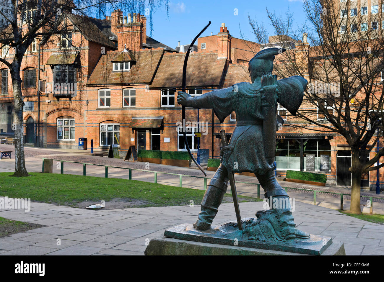 Statue de Robin Hood sur route à l'extérieur du château Le château de Nottingham, Nottingham, Nottinghamshire, England, UK Banque D'Images