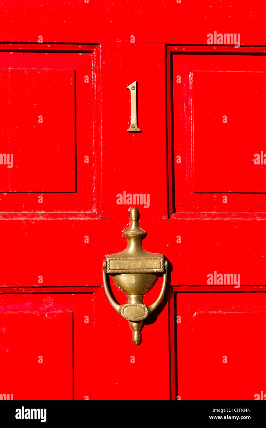 La porte rouge avec le numéro 1, England, UK Banque D'Images