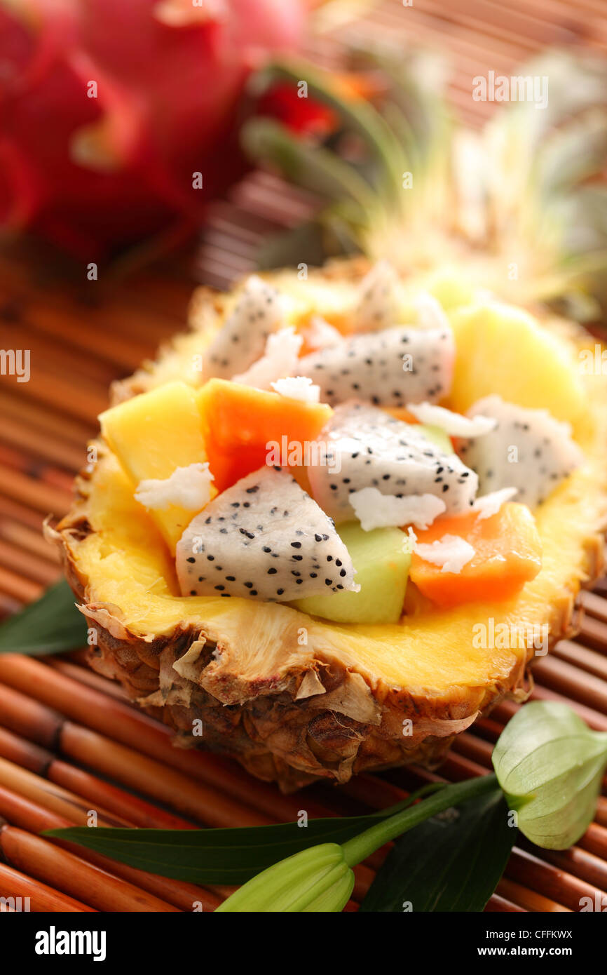 Salade de fruits tropicaux avec le dragon et l'intérieur de la papaye ananas Banque D'Images