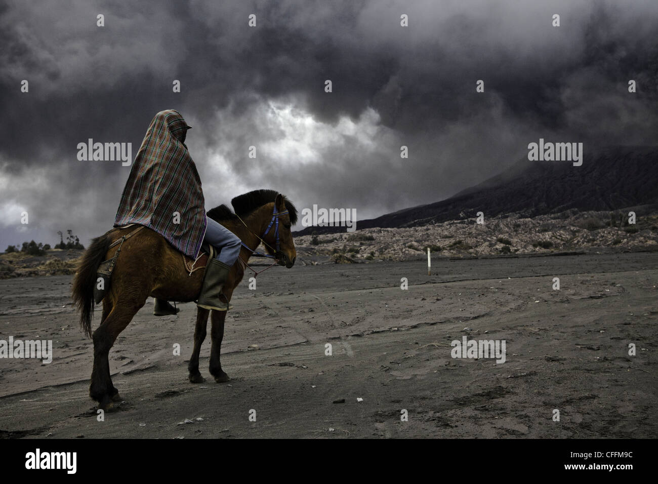 Chevalier à cheval en l'avant de volcan Bromo Tengger, temple, massif, l'Est de Java, Indonésie, Asie, Pacifique Sud. Banque D'Images