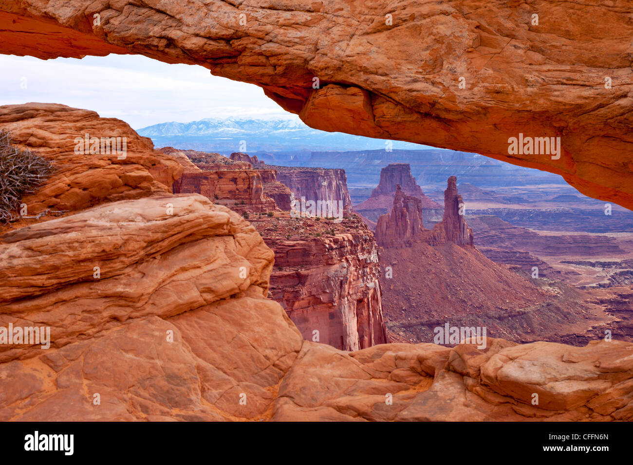 Voir par Mesa Arch, Canyonlands National Park, Utah USA Banque D'Images