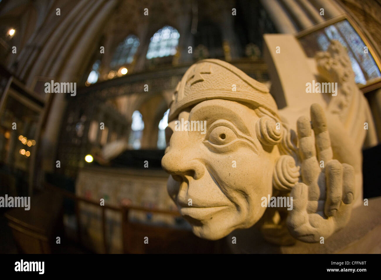 À partir de calcaire sculpté de l'évêque à deux doigts du geste dans la cathédrale de York, York Banque D'Images