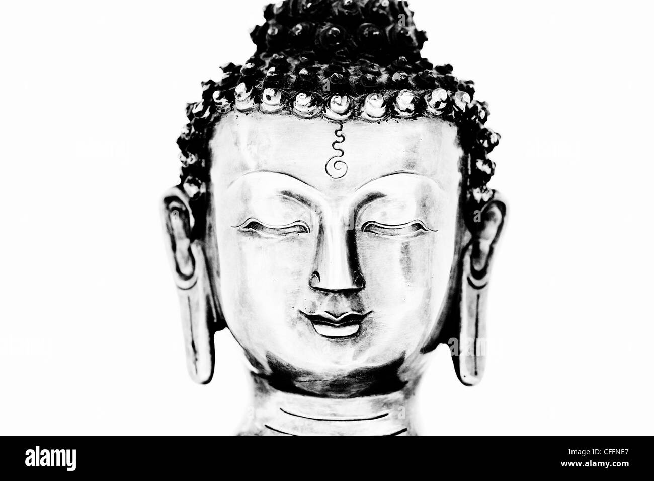 Statue de Bouddha sur fond blanc. Monochrome Banque D'Images