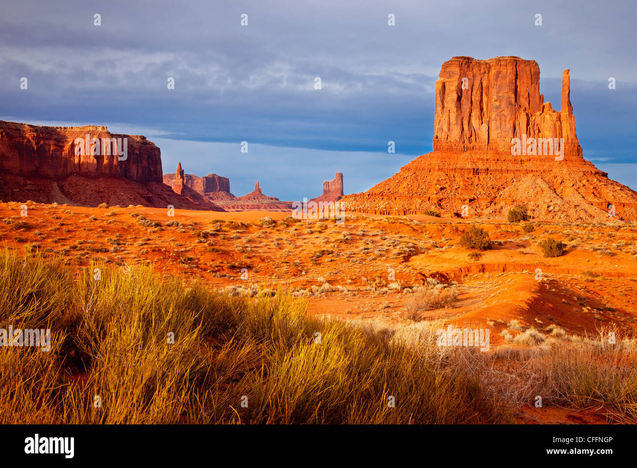 Coucher de soleil sur l'Ouest Mitten, Monument Valley, Arizona USA Banque D'Images