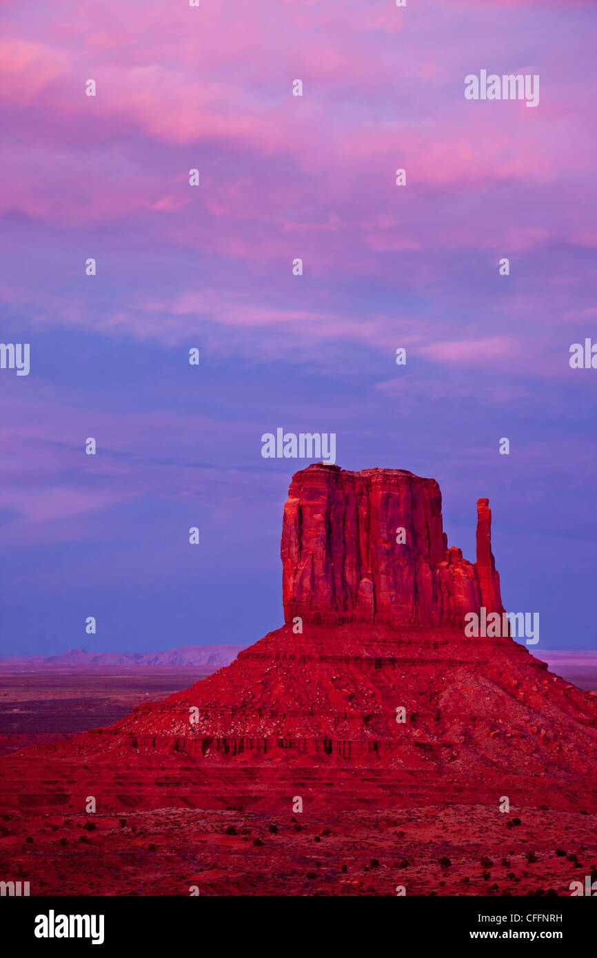 Glow après le coucher du soleil sur la rive ouest, mitaines, Monument Valley Navajo Tribal Park, Arizona, USA Banque D'Images