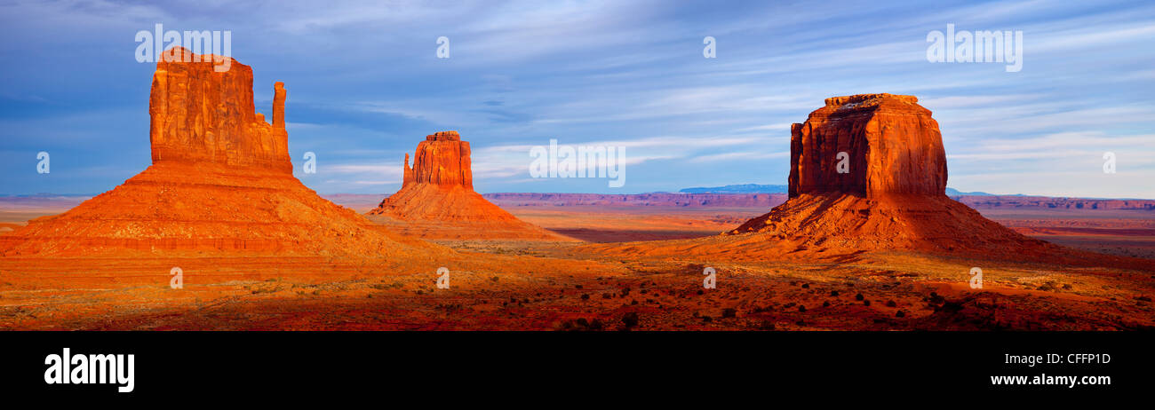 Vue panoramique sur les mitaines et Merrick Butte au coucher du soleil, Monument Valley, Arizona USA Banque D'Images