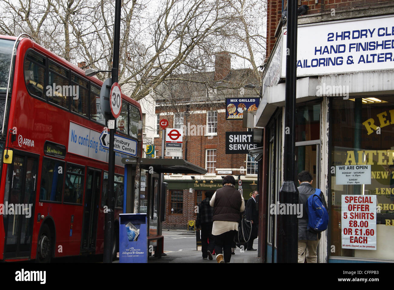 Boutiques sur la rue Pine, Rosebery Avenue et Yardley Street, Islington, Londres, Angleterre, RU Banque D'Images