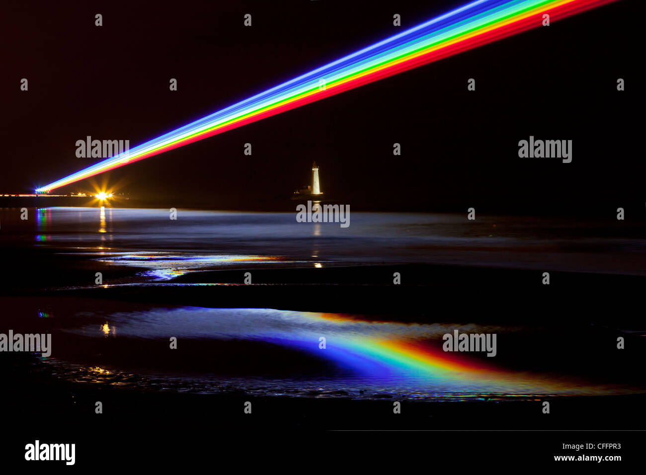 Spectacle laser olympique s'allume St Mary's, de superbes reflets ici que les Jeux Olympiques ont eu à spectacle laser la route. Arc-en-ciel de Tyneside Banque D'Images