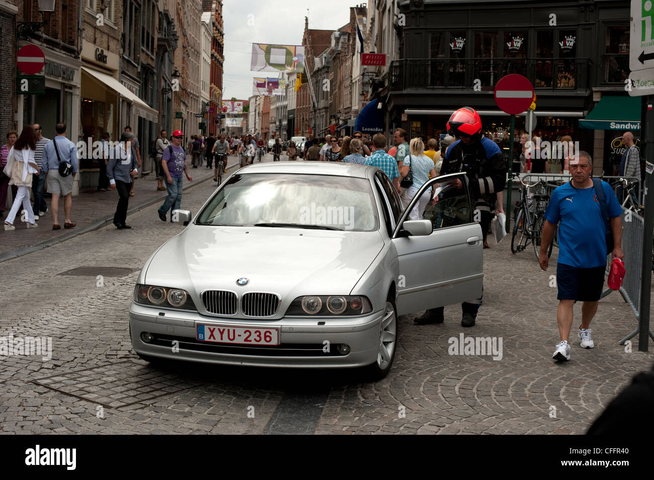 Police produisant des billet pour automobiliste Brugge Bruges Belgique Europe EU Banque D'Images