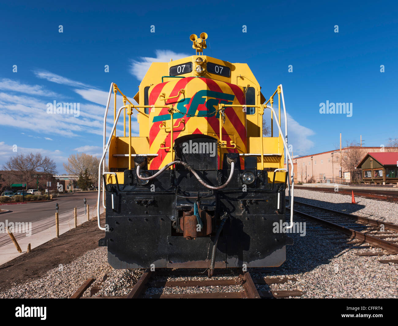 Une locomotive diesel vintage jaune de la Santa Fe Southern Railway exposée au dépôt de Railyard à Santa Fe, Nouveau-Mexique Banque D'Images