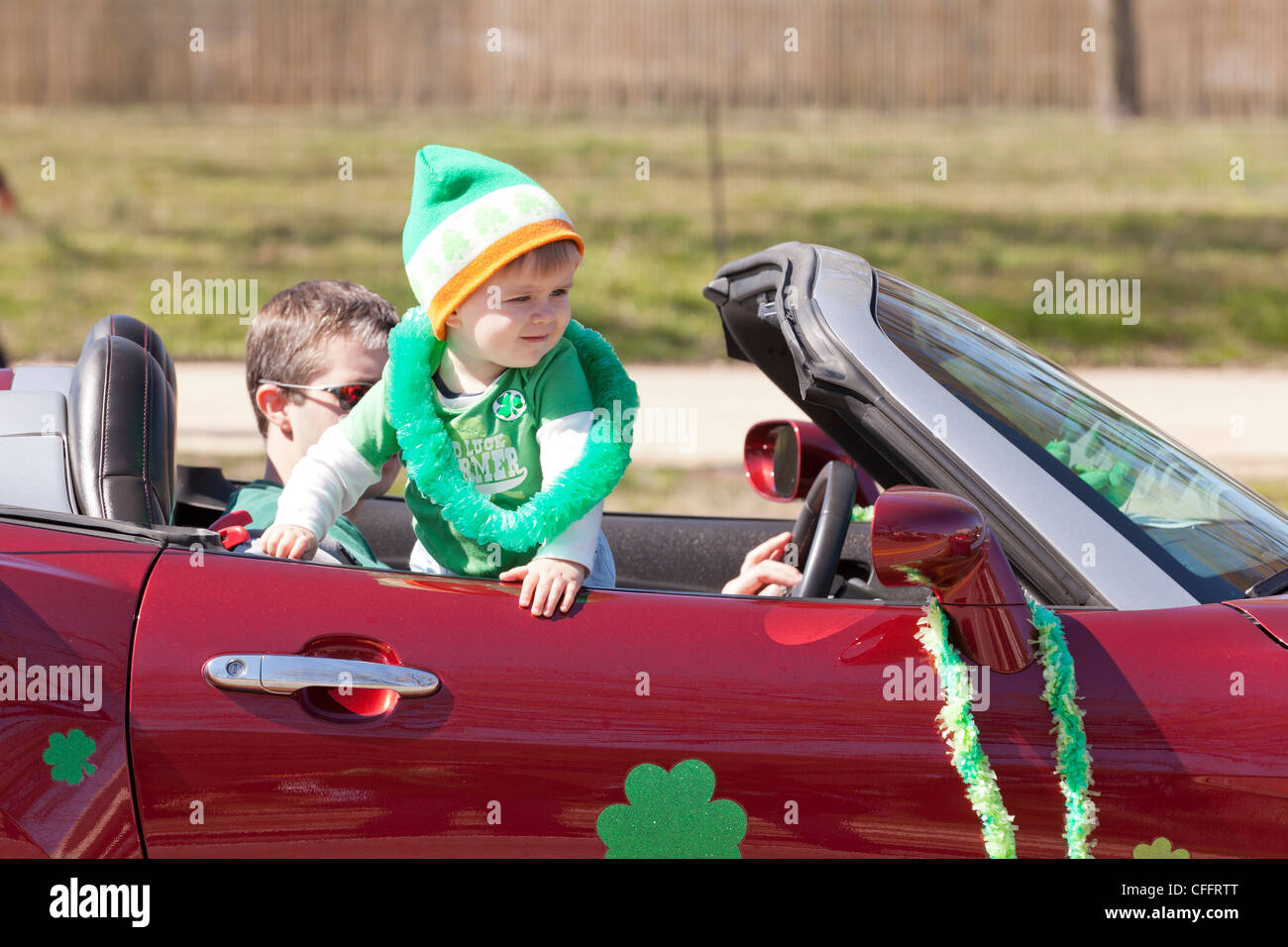 Un enfant assis dans une voiture décapotable Banque D'Images
