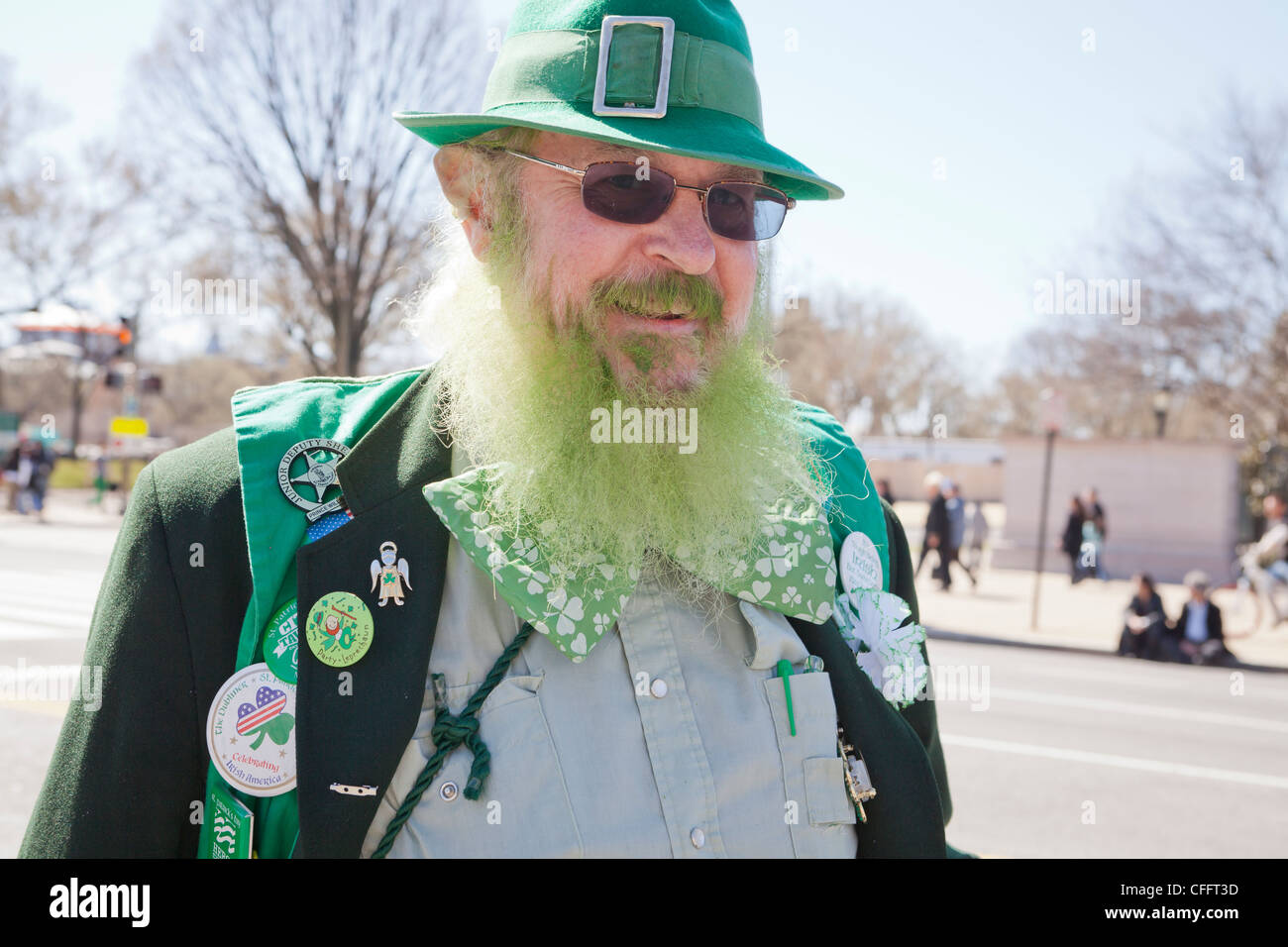 Un vieil homme avec une barbe verte à une parade de la Saint Patrick Banque D'Images