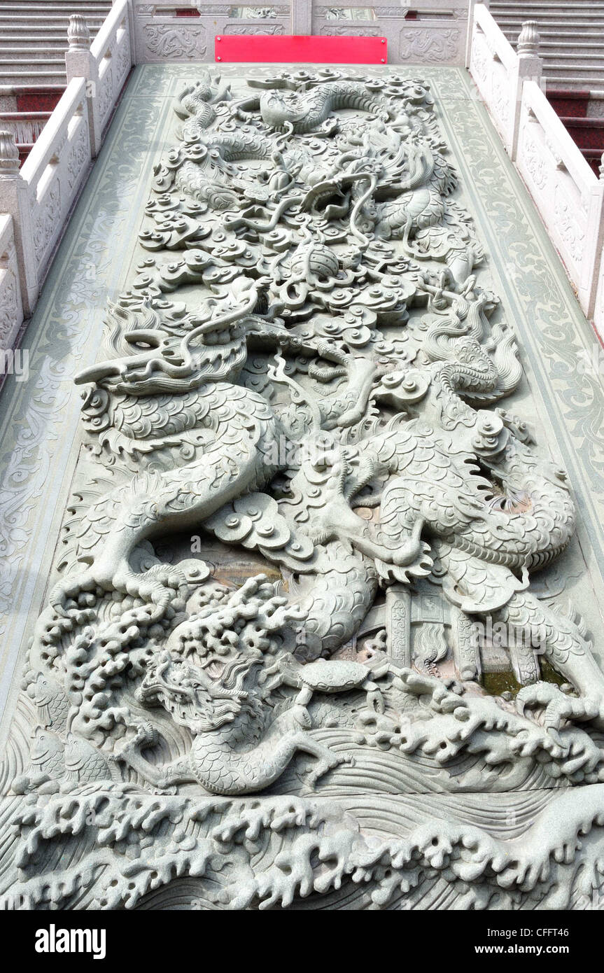 Carven typiquement chinois dragon sur le mur d'expression et l'état de l'ancienne Thaïlande Banque D'Images