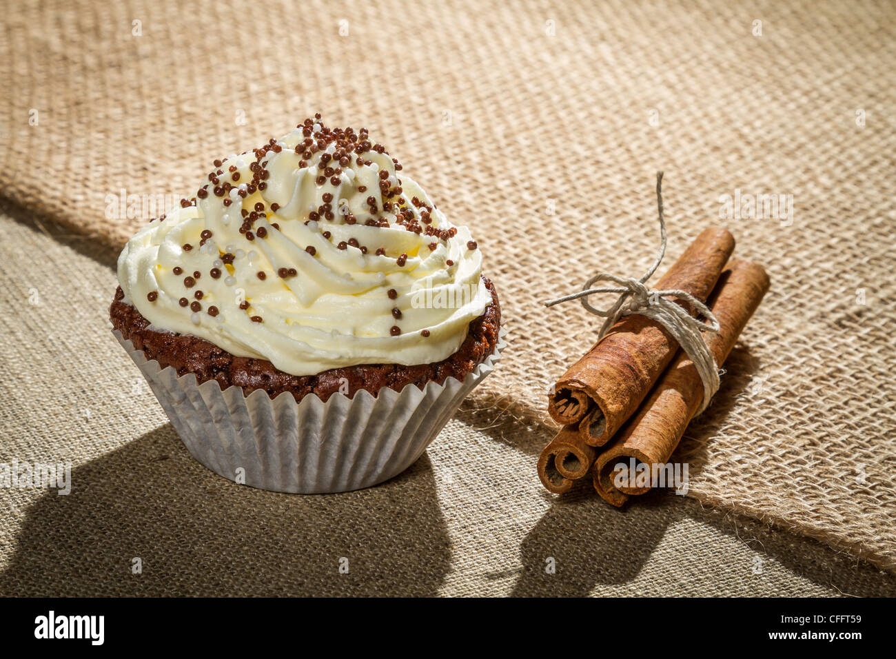 Muffin au chocolat avec crème vanille et cannelle Banque D'Images