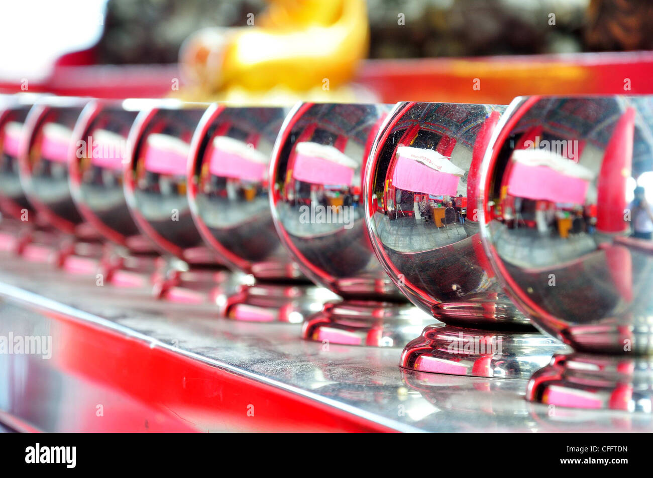 Petit bol d'aumône dans le temple, les voyages en Asie Banque D'Images