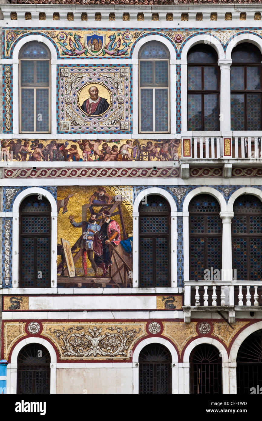 Extérieur de maison vénitienne colorée le long du Grand Canal, Venise, Italie Banque D'Images
