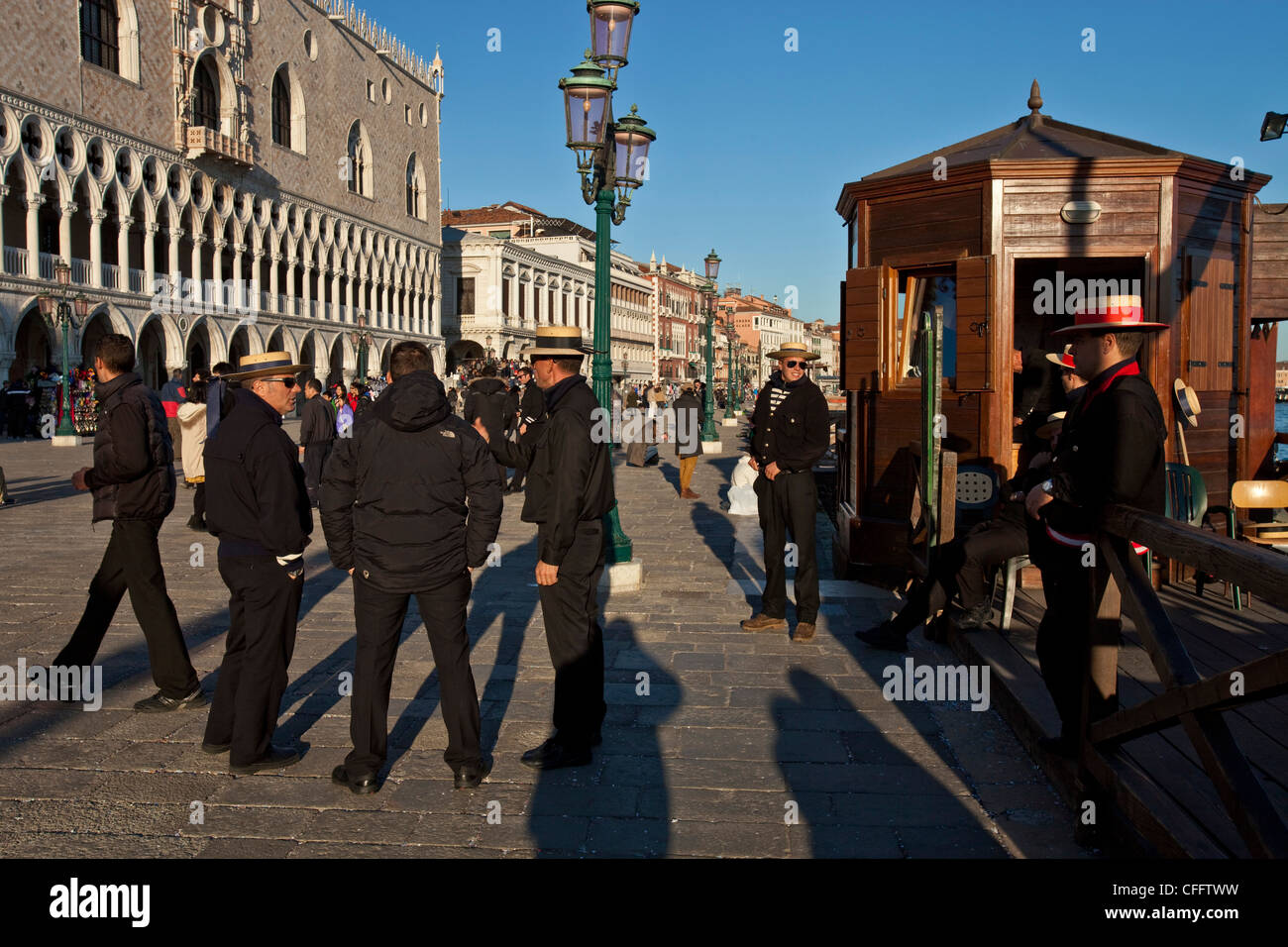 Gondoliers dans la place Saint-Marc, Venise, Italie Banque D'Images