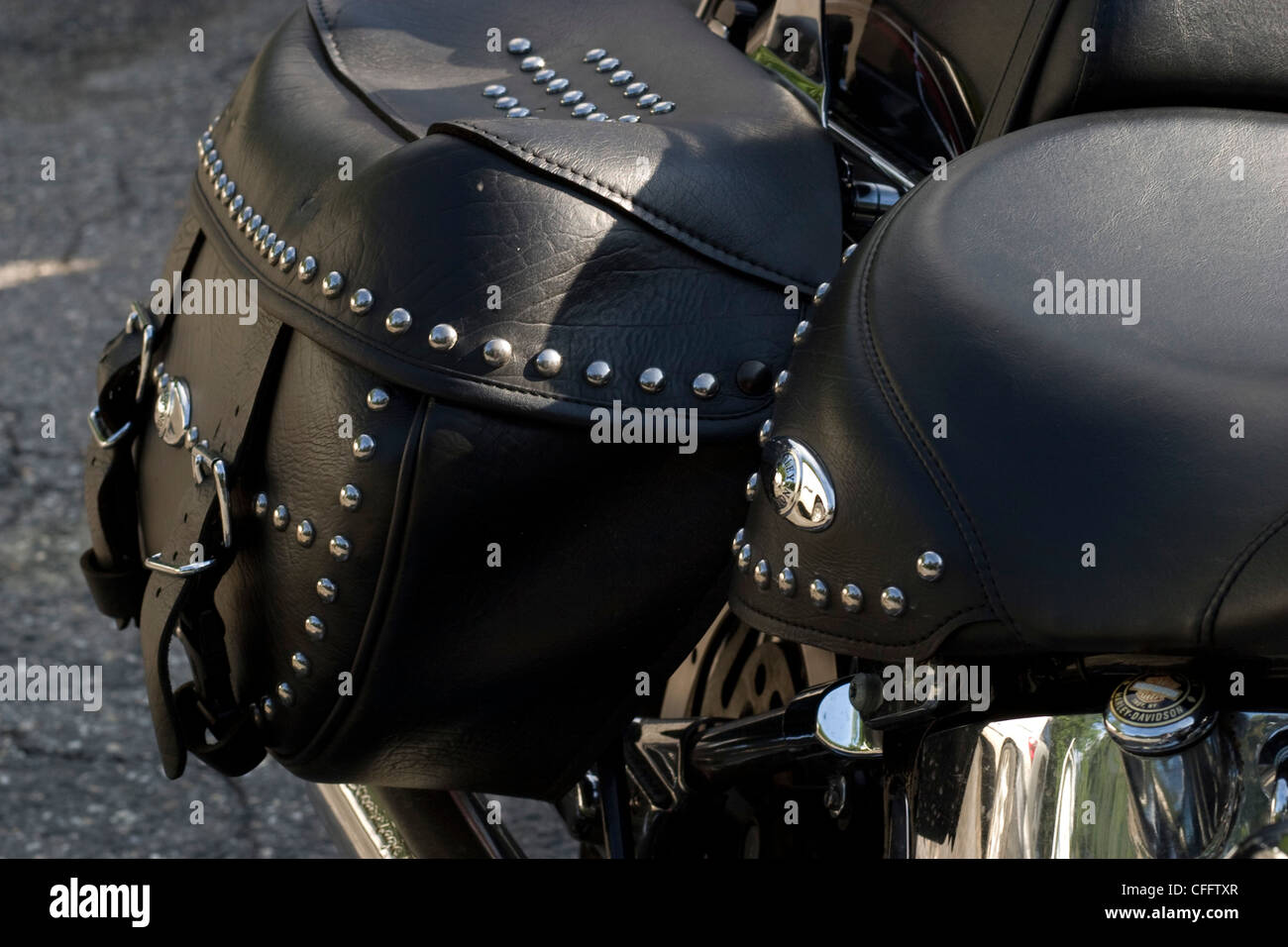 Une sacoche moto en cuir noir orne une moto en stationnement. Banque D'Images