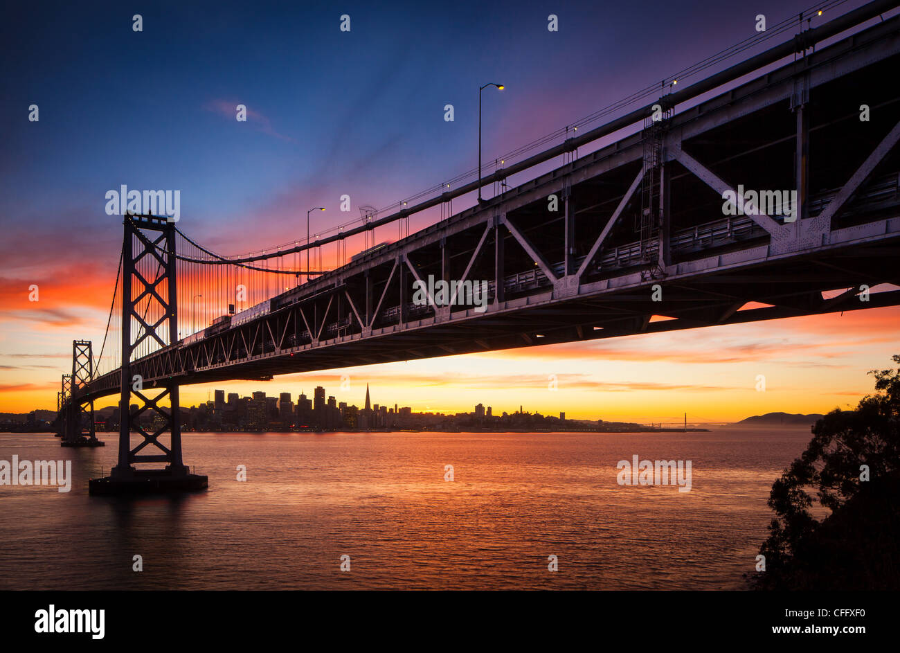 Le San Francisco - Oakland Bay Bridge (connu localement sous le Bay Bridge) Banque D'Images