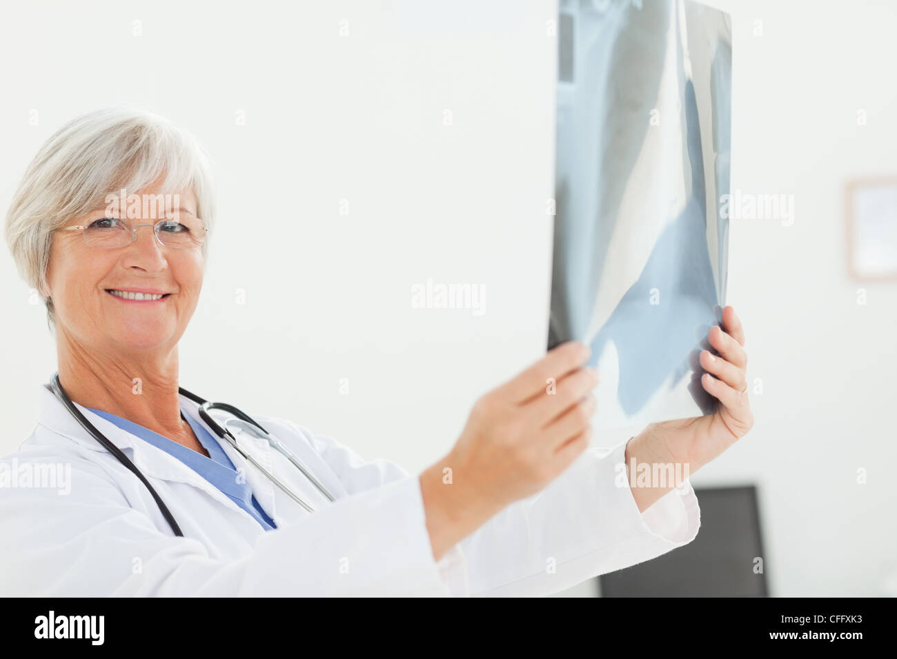 Vue latérale du doctor avec un x-ray Banque D'Images