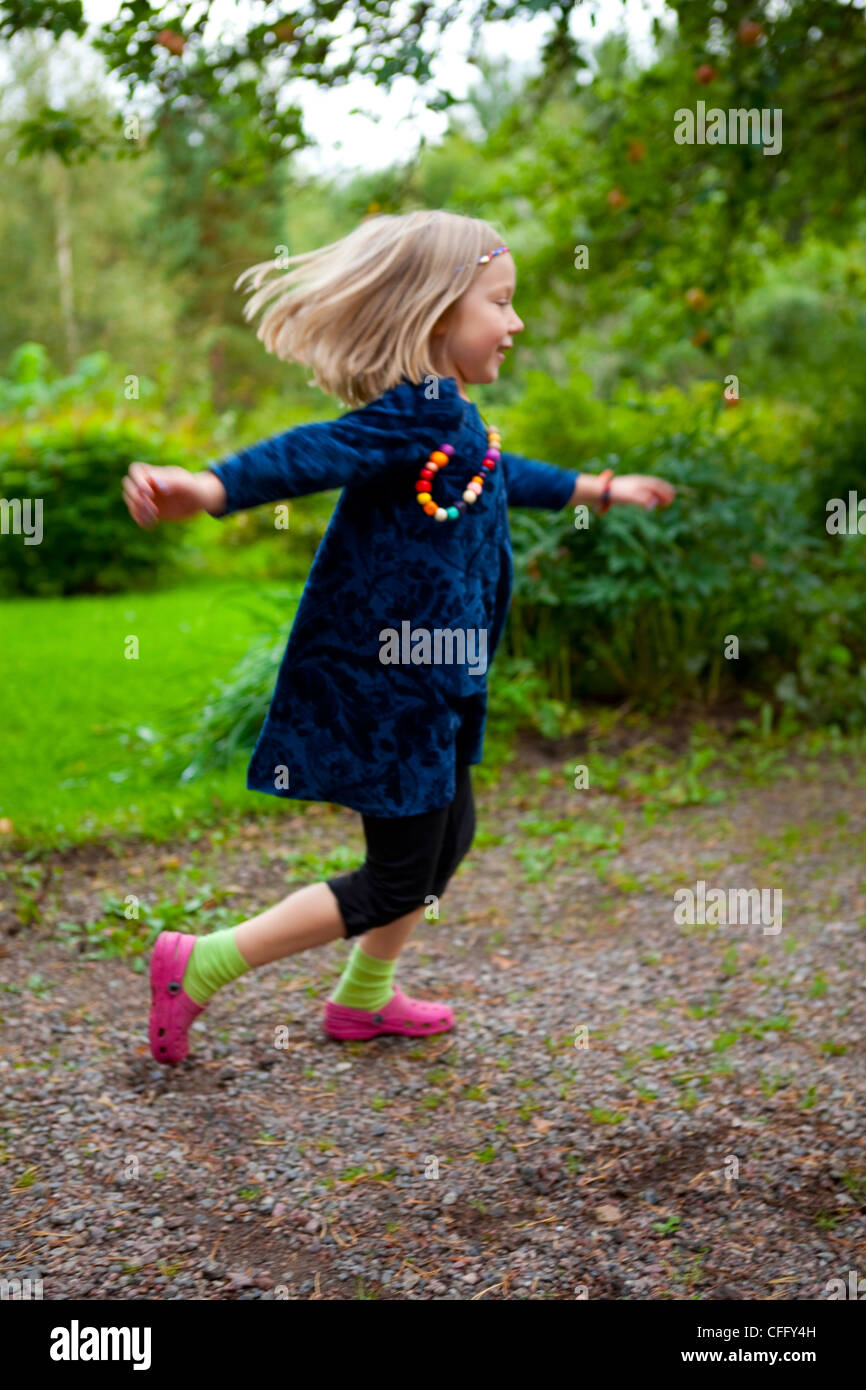 Piscine d'été tourné de petite fille danser. Motion Blur. Banque D'Images