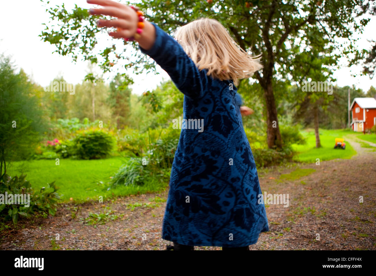 Piscine d'été tourné de petite fille danser. Motion Blur. Banque D'Images