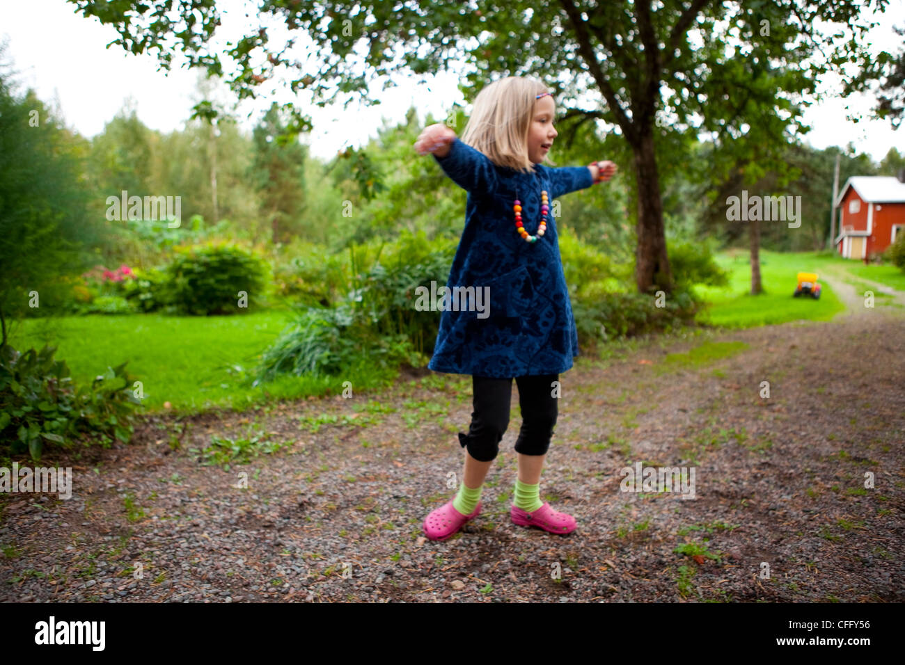 Piscine d'été tourné de petite fille danser. Motion Blur. Banque D'Images