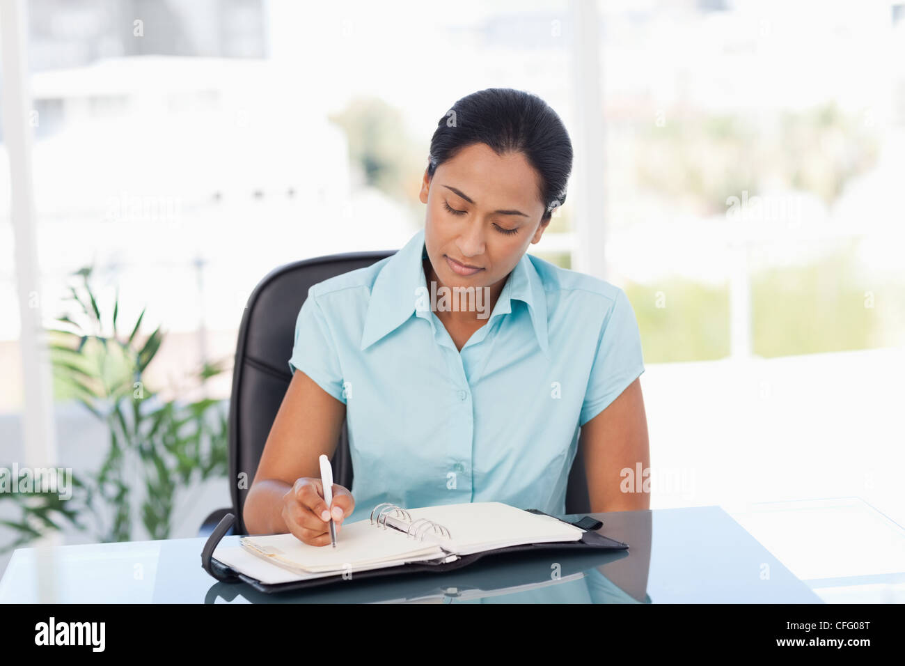 Travailler avec une secrétaire sérieuse classeur folder Banque D'Images