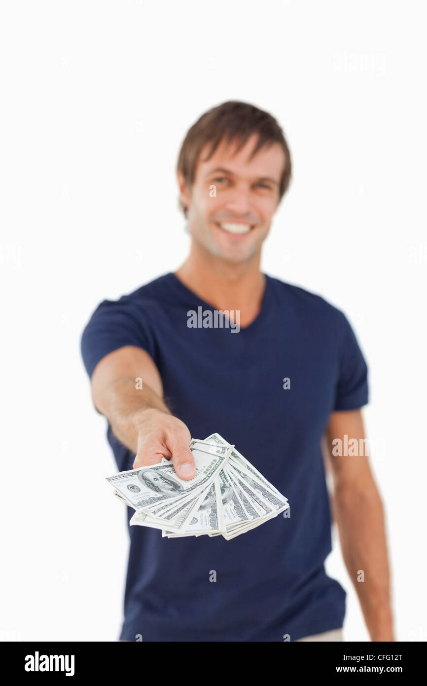 Fan de billets de banque étant détenu par un jeune homme Banque D'Images