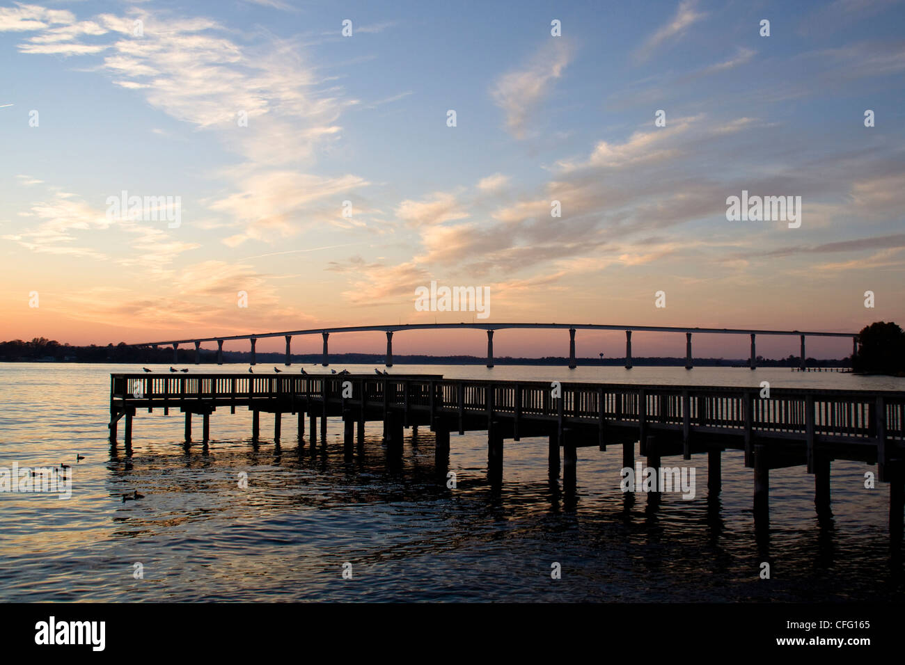 Thomas Johnson, pont et quai de pêche au coucher du soleil vue forme Solomons Island Maryland le long de la rivière Patuxent Banque D'Images