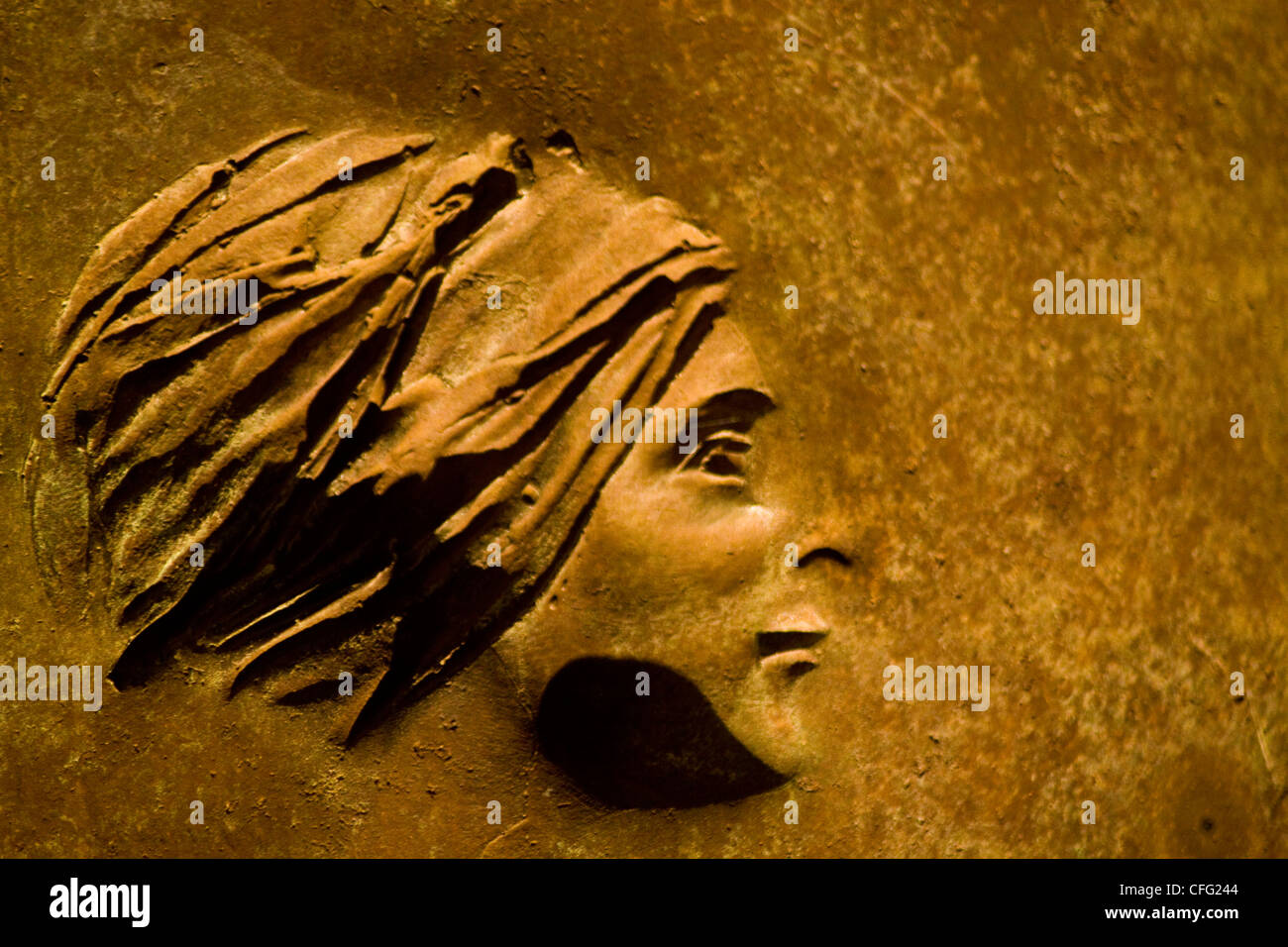 Close up de bas-relief en bronze figure négative par Robert Graham intitulé Programmes sociaux'-2ème terme prix RAD Mem, Washington DC Banque D'Images