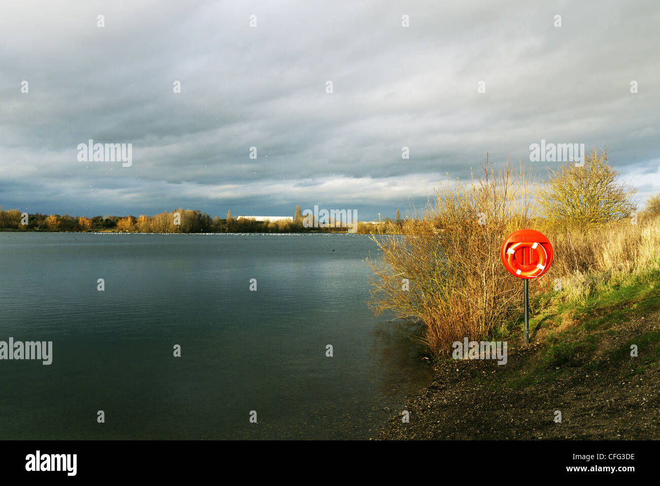 Bouée par campagne lac Banque D'Images