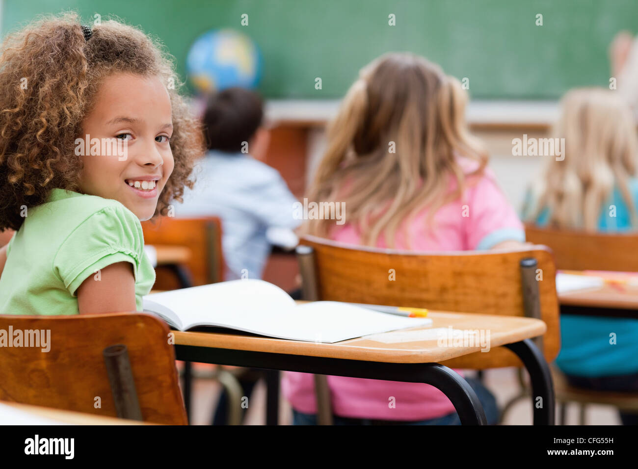 Fille se retourna en classe Banque D'Images