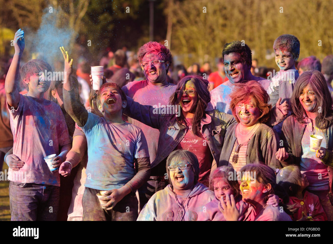 Les participants à "Holi" (le Festival de couleur), Bhaktivedanta Manor, Aldenham, Watford, Royaume-Uni, 11 mars 2012 Banque D'Images