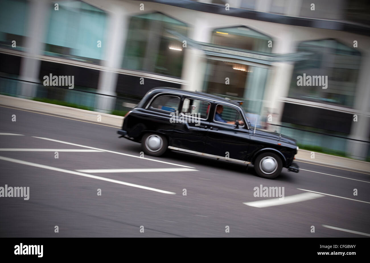 Iconic London black taxi cab Banque D'Images