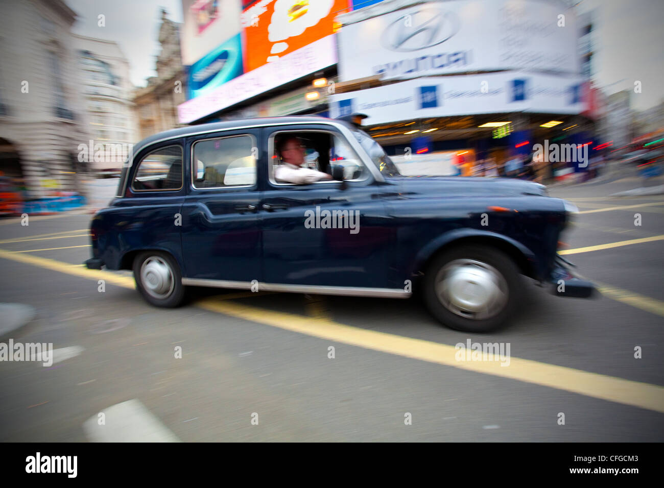 Iconic London black taxi cab Banque D'Images