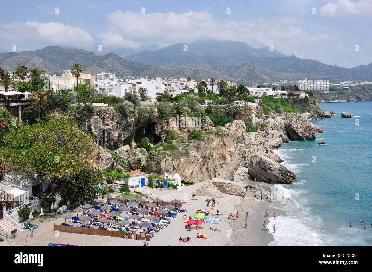 Espagne - Andalousie - Nerja - Costa del Sol - falaise ville et à la plage ci-dessous - toile de la Sierra Almijara Banque D'Images