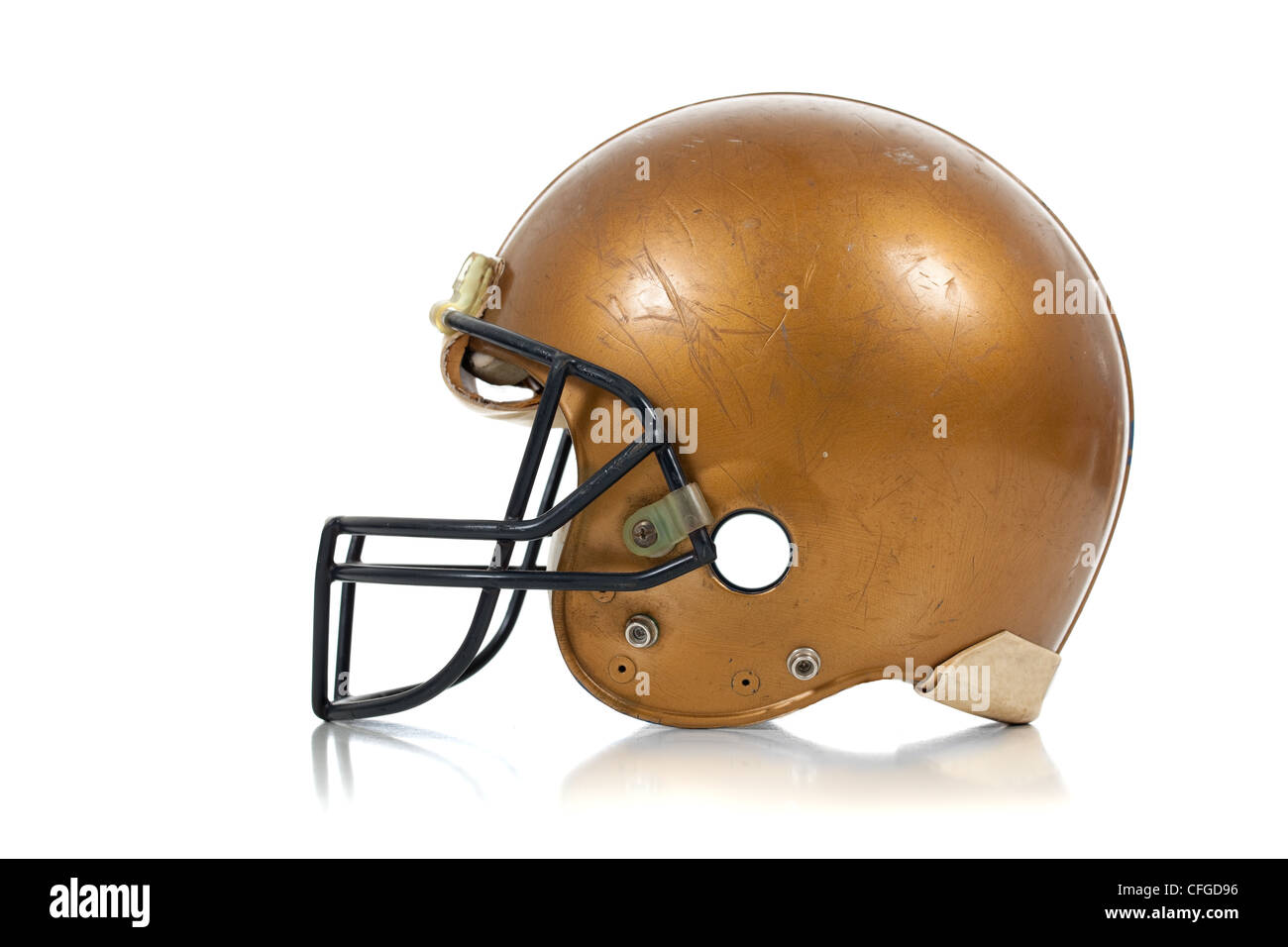 Un casque de football d'or sur fond blanc Banque D'Images