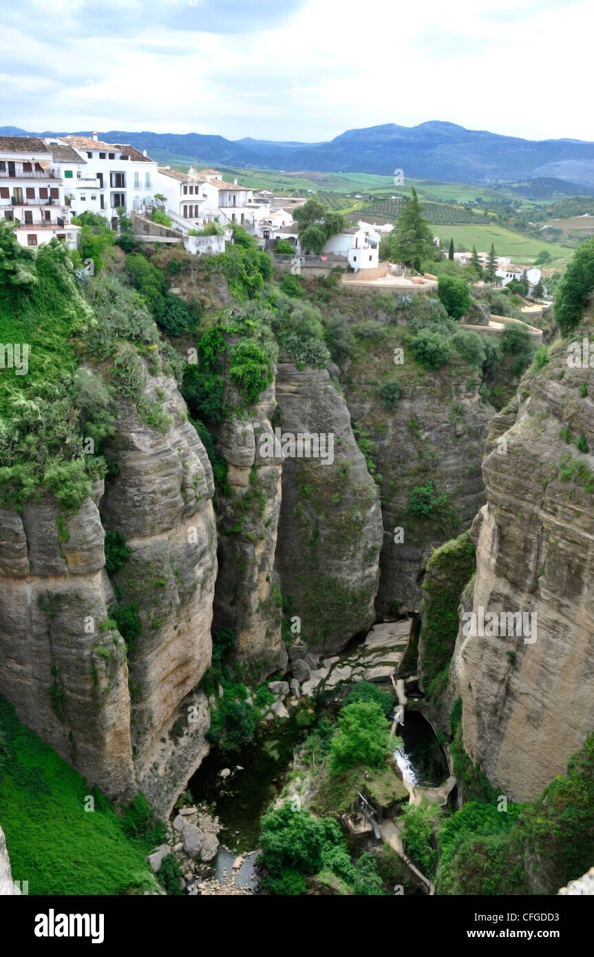 Espagne - Andalousie - province de Malaga - Ronda vieille ville perchée au-dessus de la gorge El Tajo de la rio Gudalevin Banque D'Images