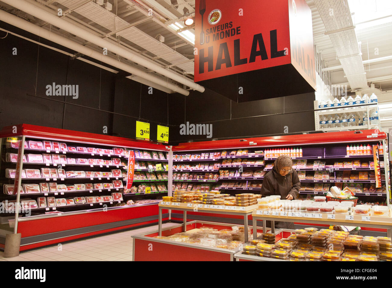 Une femme musulmane porte sur les produits halal dans un supermarché à Nantes, France, 9 mars 2012. Banque D'Images