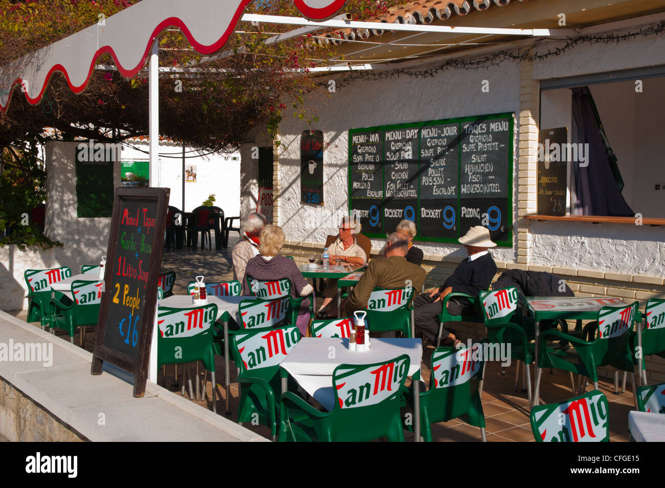 Terrasse de restaurant à Paseo Maritimo Playamar le long de la promenade de Torremolinos Costa del Sol Resort Banque D'Images